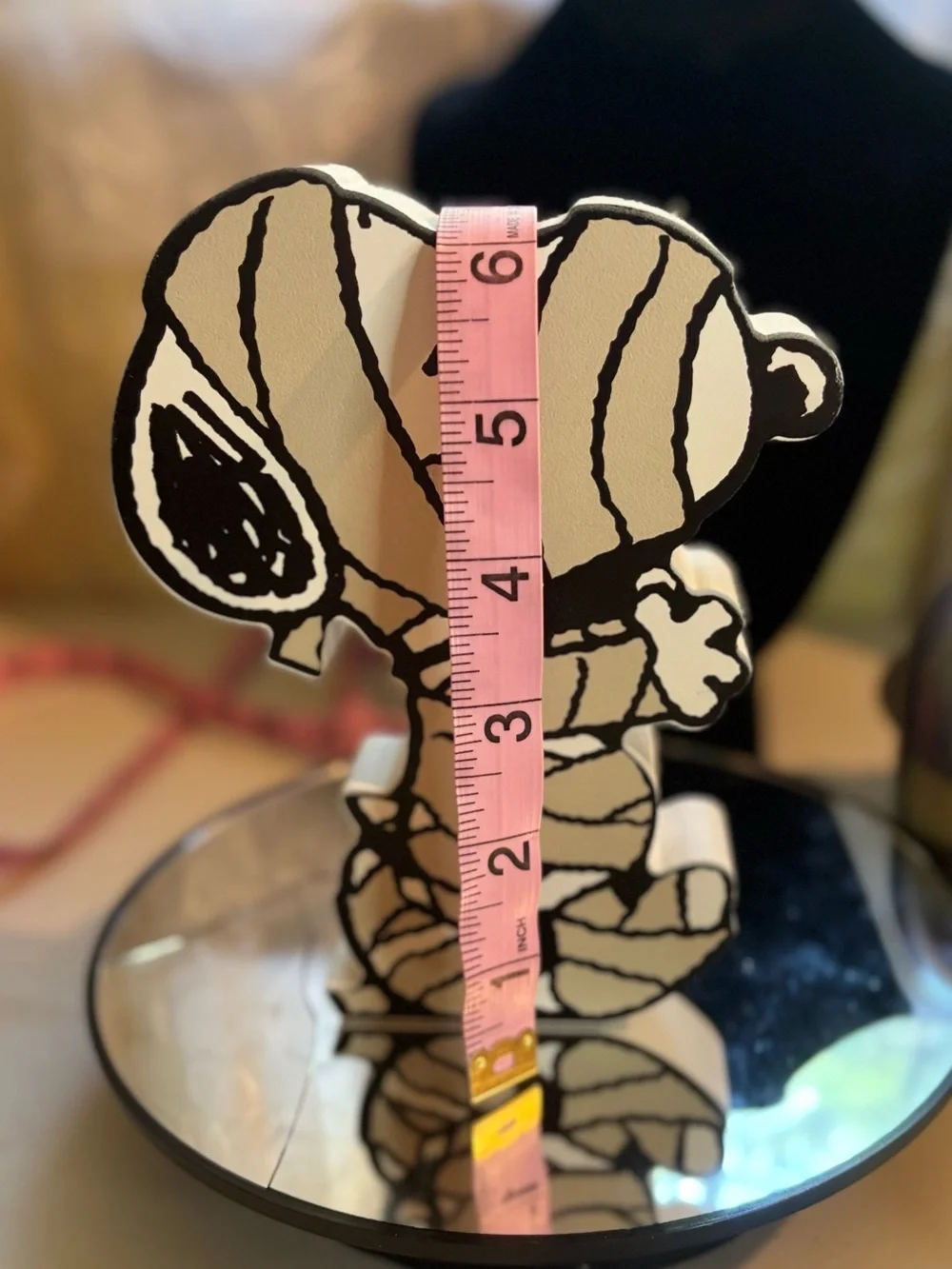 Snoopy Mummy decorating